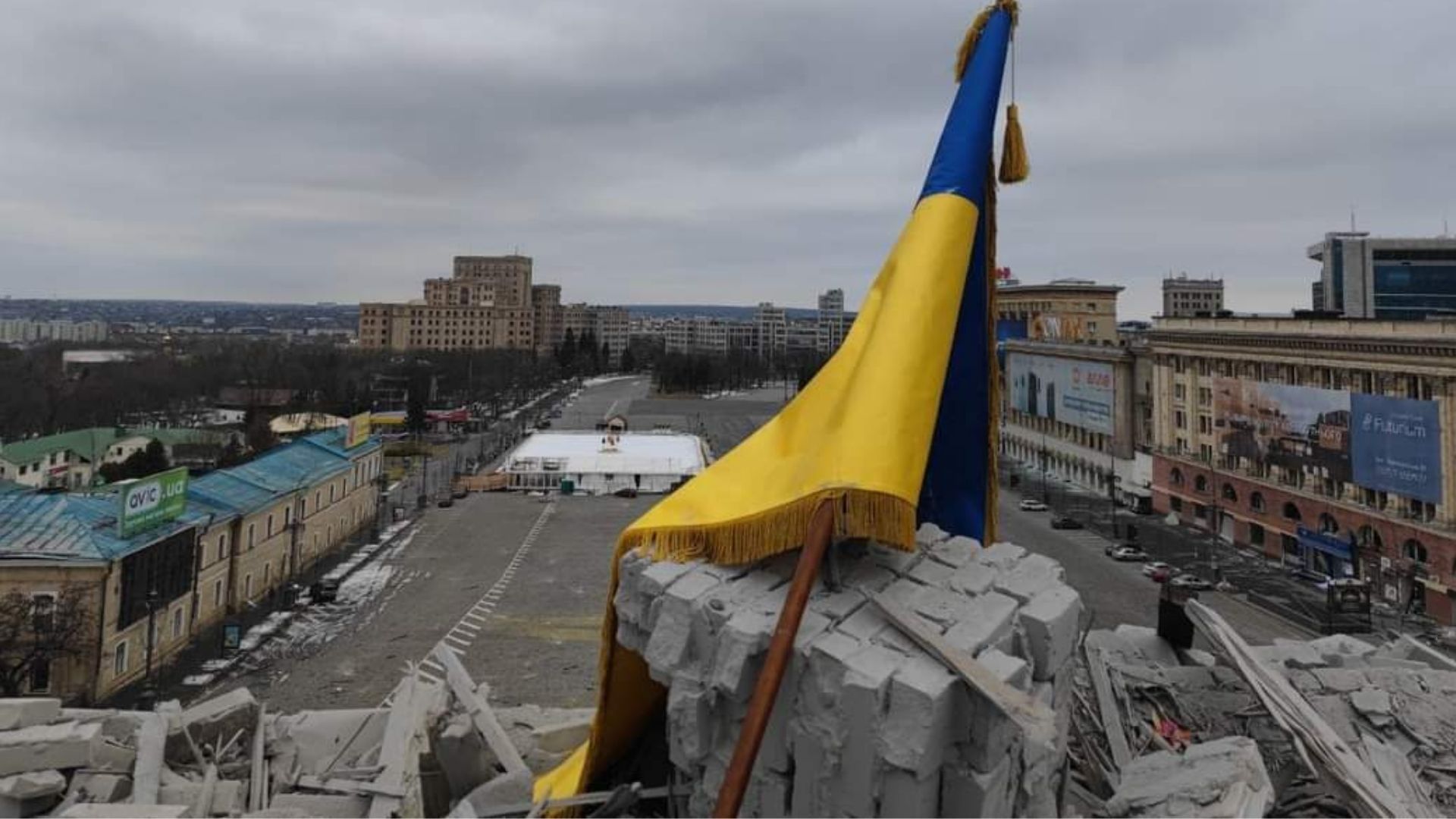 Украинский флаг на разрушенном российскими ракетами здании обладминистрации.